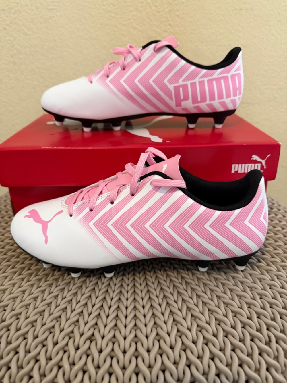 Puma Size 6 Junior Pink and White Chevron Soccer Cleats
